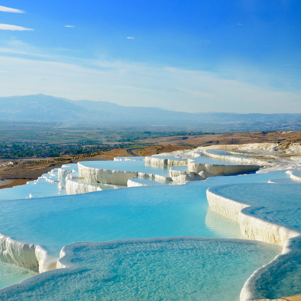 Pamukkale travertenlerin beyazında yürürken antik termal sularda tarihle buluşun.